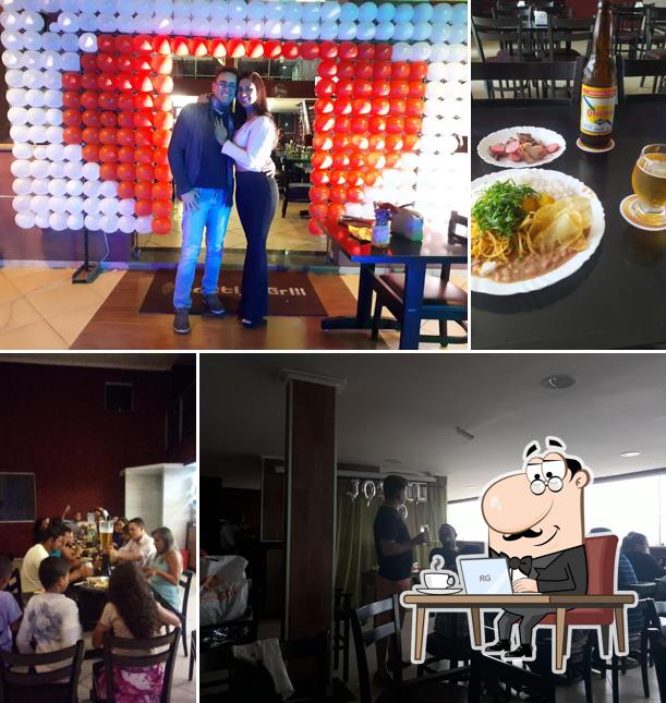 Sente em uma das mesas no Bottija Grill