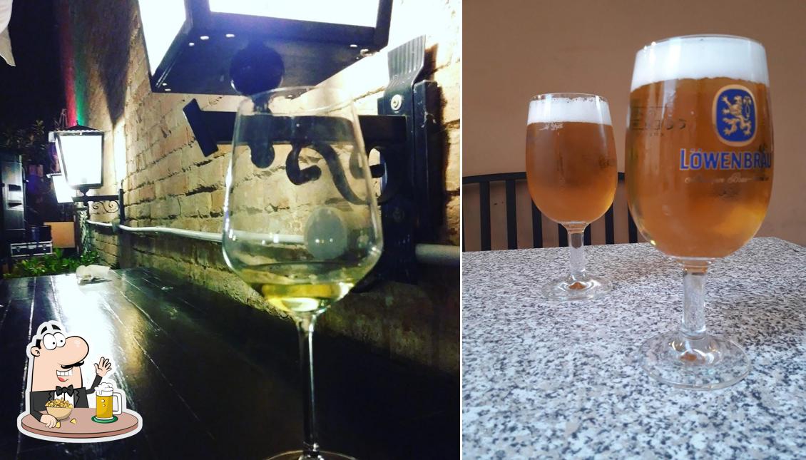 Puoi ordinare un rinfrescante bicchiere di birra chiara o scura