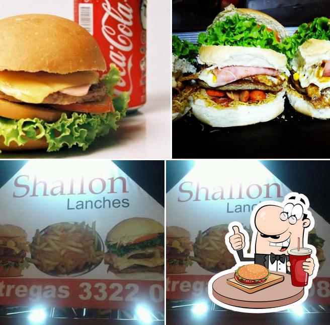 Experimente um hambúrguer no Shalon Lanches