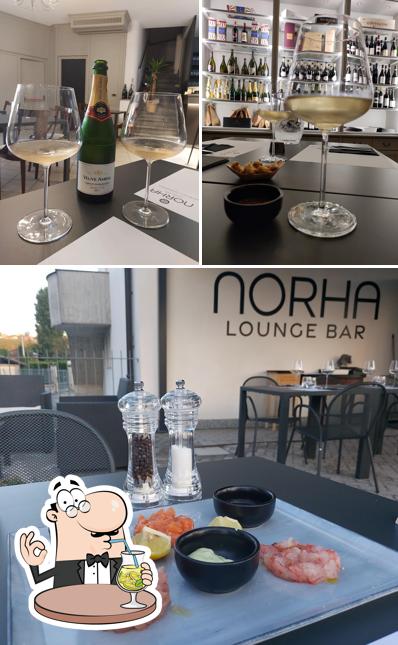 Norha Lounge Bar se distingue par sa boire et table à manger