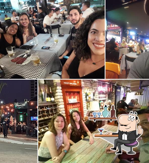Sente em uma das mesas no Botequim Sampaio Vidal