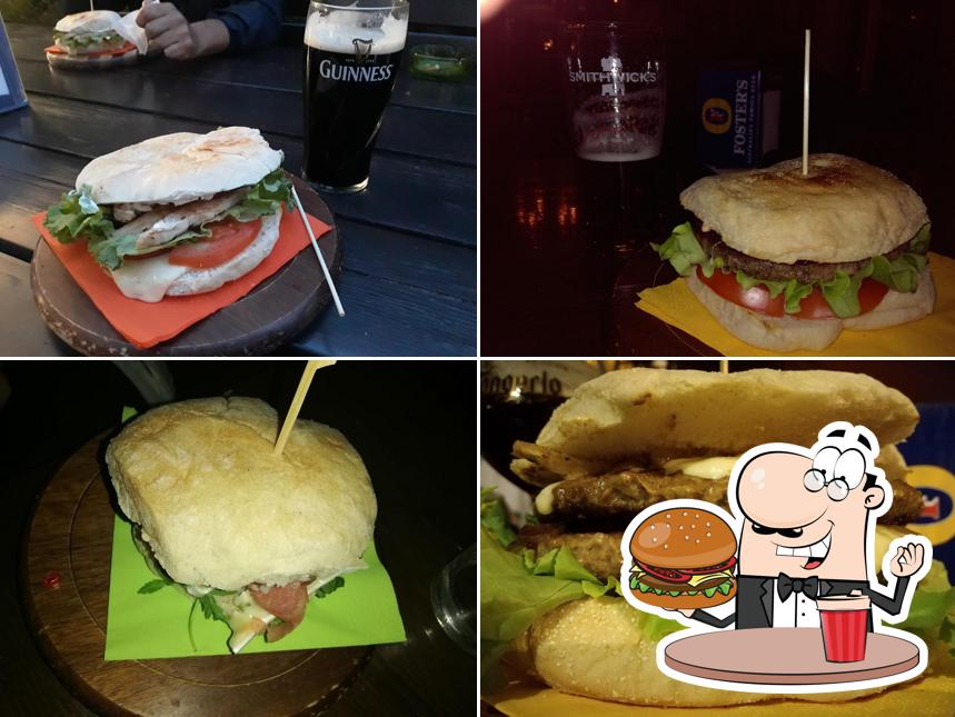 Ordina un hamburger a Irish pub