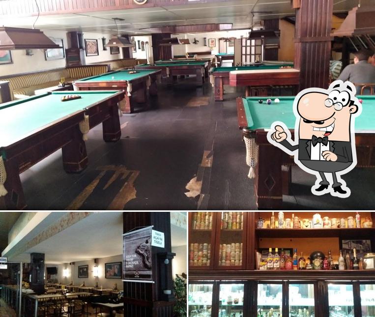 O interior do Queen's Snooker Burger Bar
