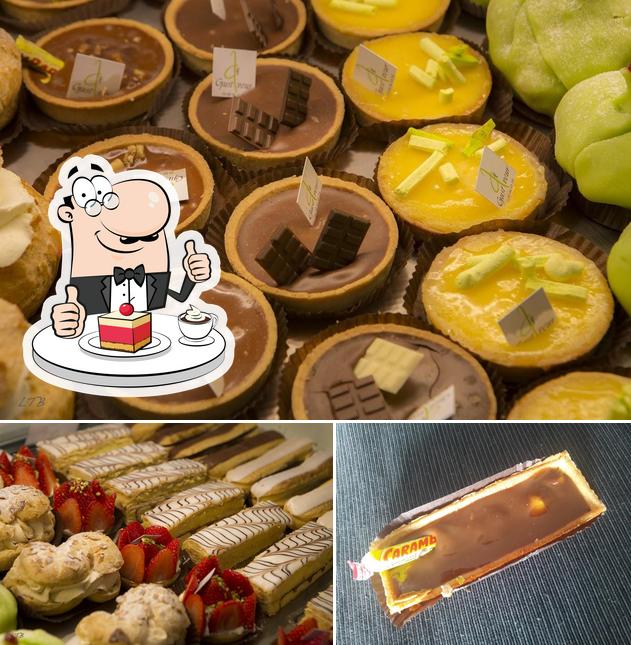 Boulangerie - Pâtisserie - Viennoiserie - Snacking - Salon De Consommation Gustaveur sert une éventail de desserts