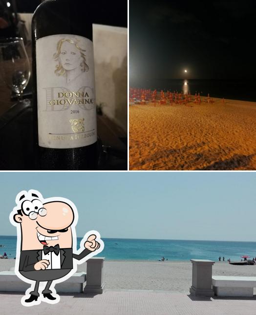 La Playa Trattoria di Mare si caratterizza per la esterno e alcol