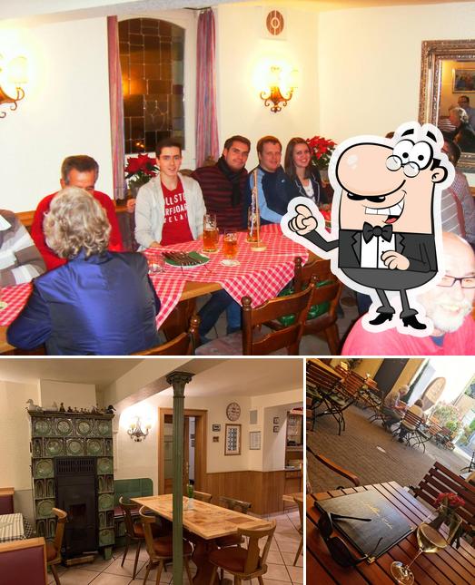 Installez-vous à l'une des tables de Gasthaus Goldene Ente