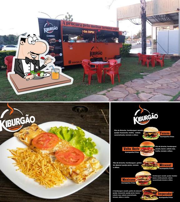 A foto da comida e interior no ki burgao food truck