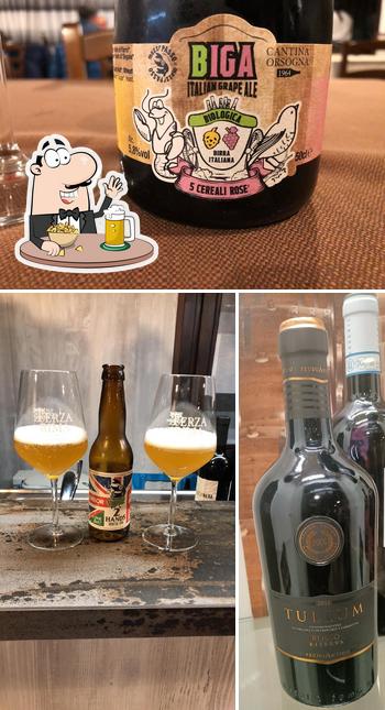 Puoi ordinare un rinfrescante bicchiere di birra chiara o scura