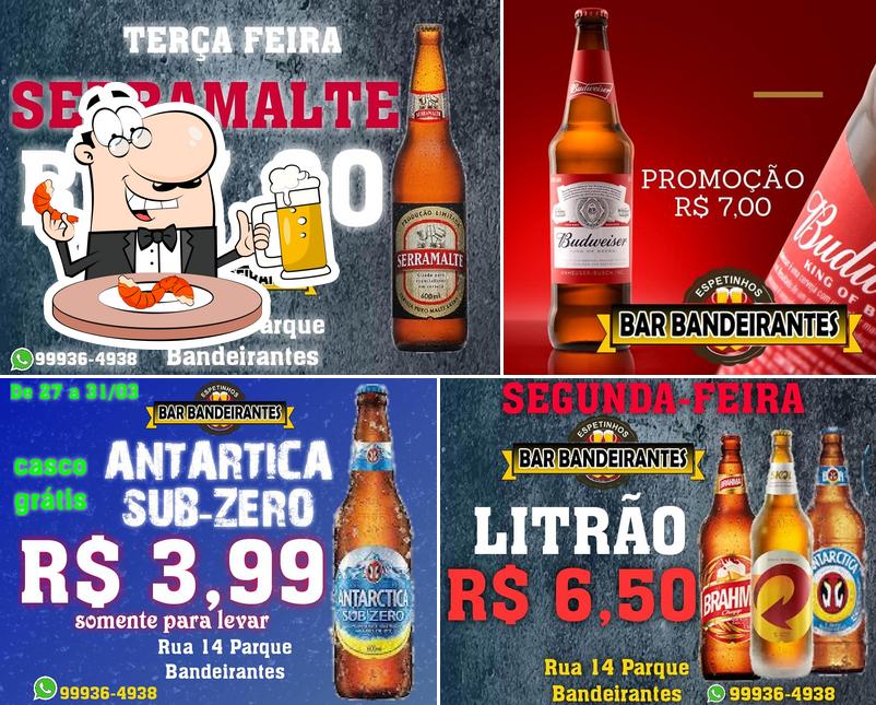 Desfute um copo de cerveja leve ou escura