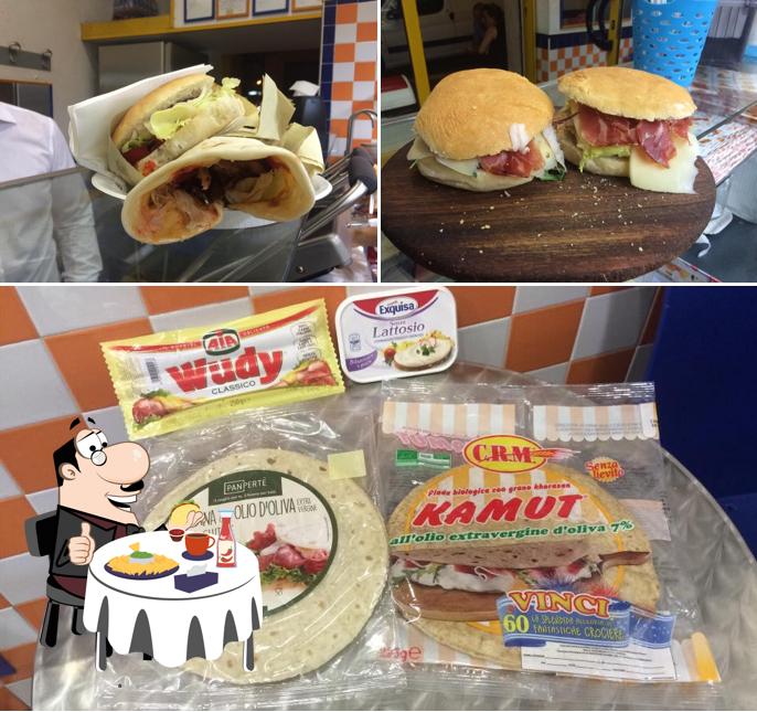 Ordina un hamburger a Alain Food...hotdog…and…more