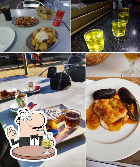 Посмотрите на этот снимок, где видны напитки и еда в Centro Galego Agarimos