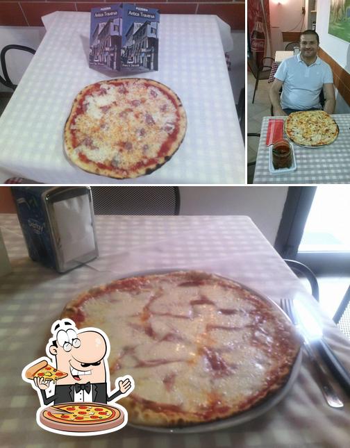 Scegli una pizza a Pizzeria Antica Traversa