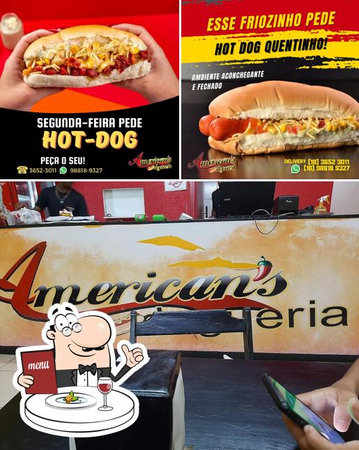 A imagem a American's Dogueria’s comida e interior