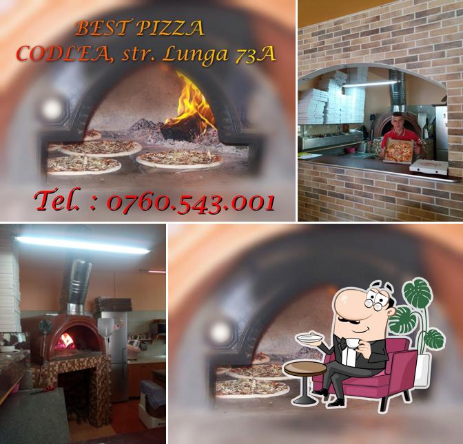 Installez-vous à l'une des tables de Best Pizza