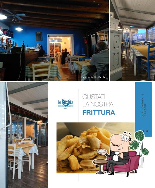 Siediti a un tavolo di La Rustita