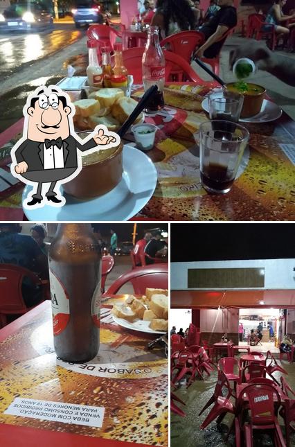 Dê uma olhada a ilustração mostrando interior e mesa de jantar no Mandiocas bar