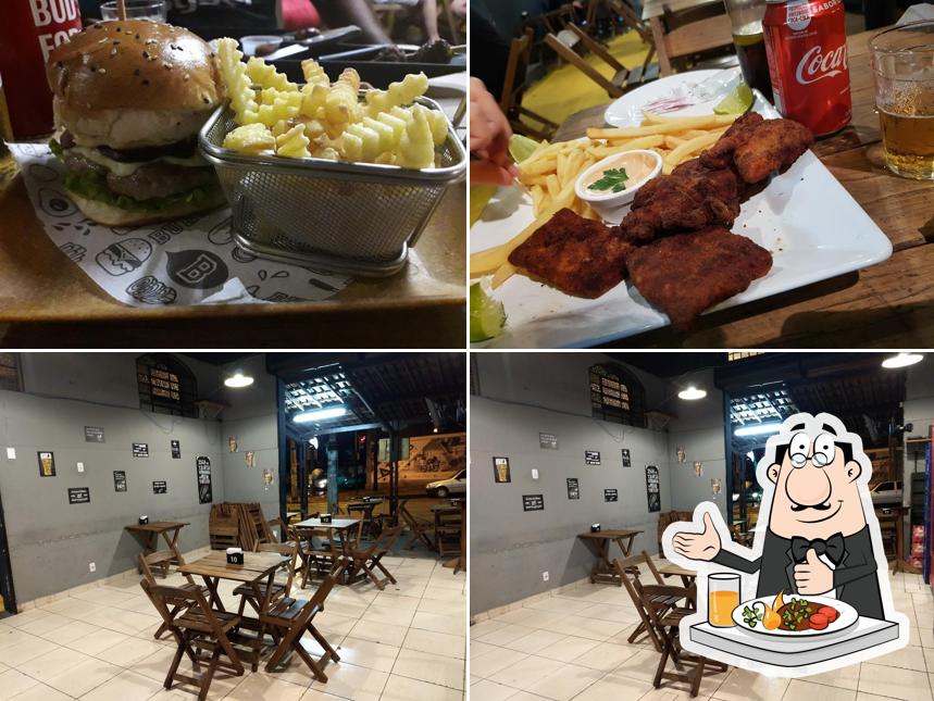 A Assados 21 Bar e Hamburgueria se destaca pelo comida e interior