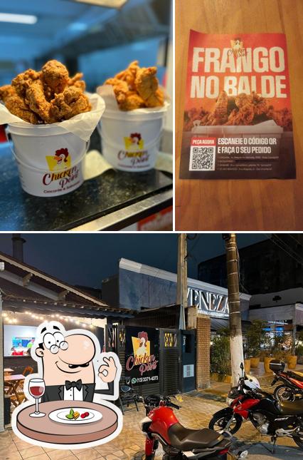 Entre diversos coisas, comida e exterior podem ser encontrados no Chicken Point - Unidade Boqueirão