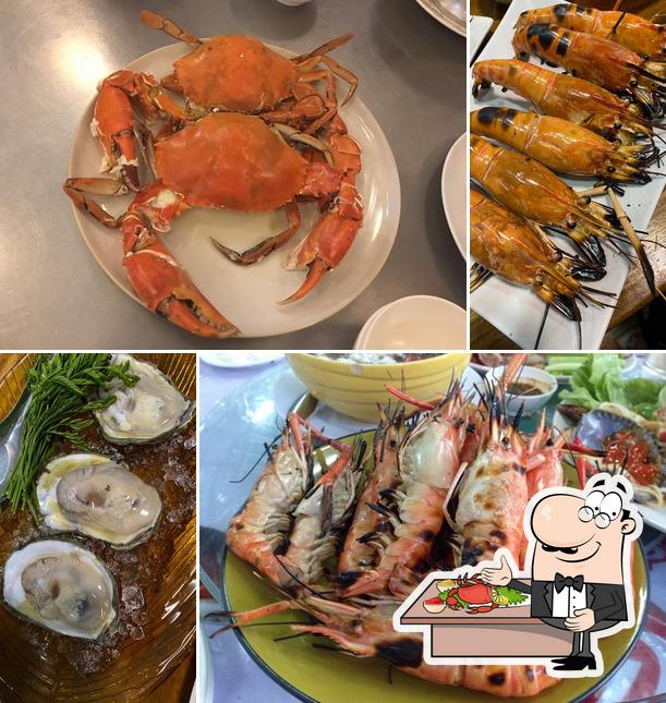 Try out seafood at ครัวปูไข่