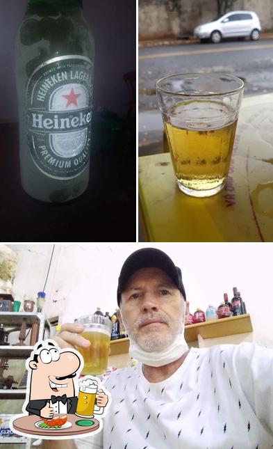 Desfute um copo de cerveja leve ou escura