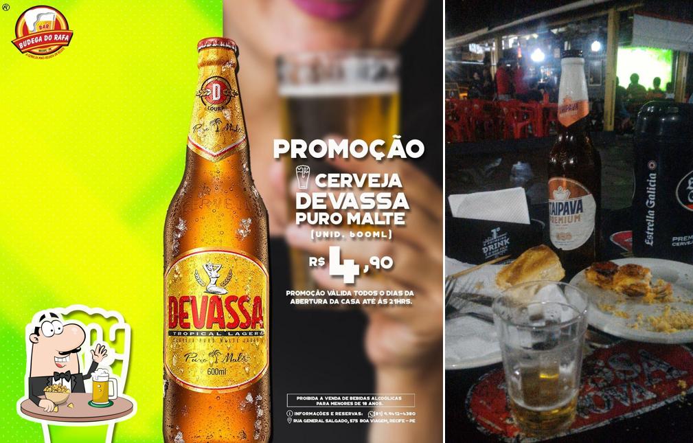 Desfute um copo de cerveja leve ou escura