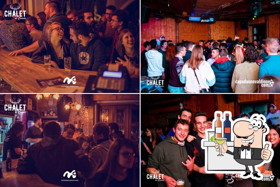 La foto di bancone da bar e interni da Chalet di Coredo
