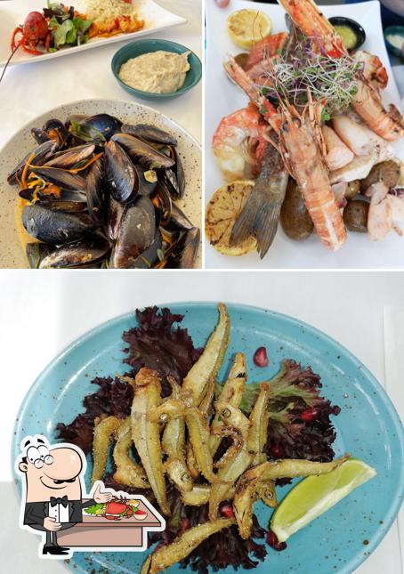 Kostet diverse Meeresfrüchte, die von Fischrestaurant Blue Marlin angeboten werden