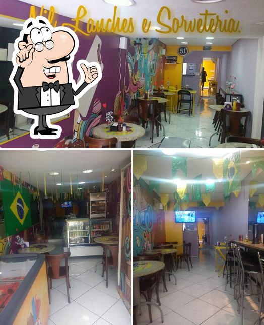 O interior do Nil Lanches e sorveteria