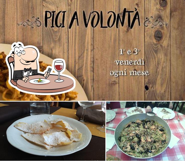 La cibo e tavolo da pranzo del ristorante