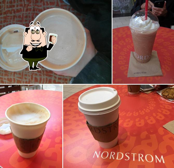 Disfrutra de una bebida en Nordstrom Ebar Artisan Coffee