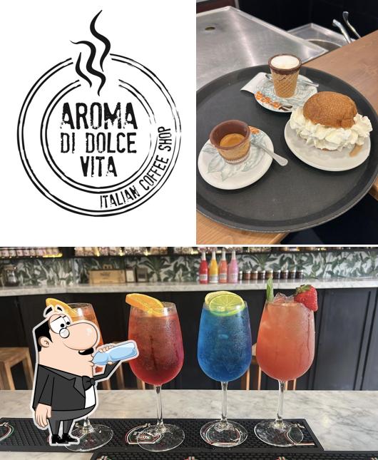 Questa è la foto che presenta la bevanda e cibo di AROMA DI DOLCE VITA