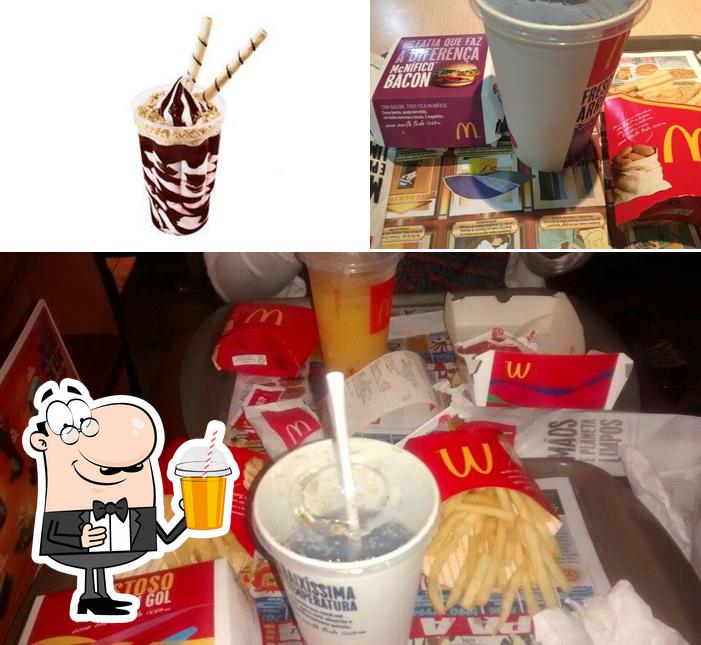 Disfrutra de una bebida en McDonald's