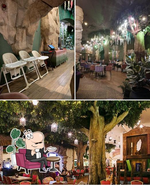 El interior de Enchanted Garden Café