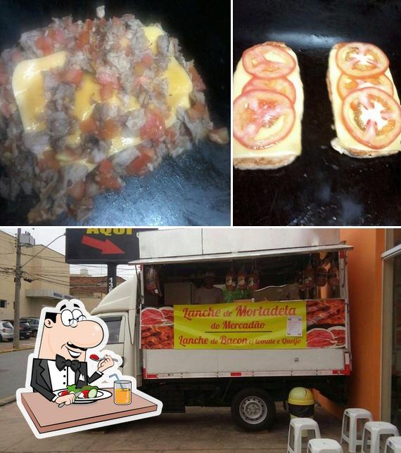 Еда и внутреннее оформление в O Mortadela Food Truck