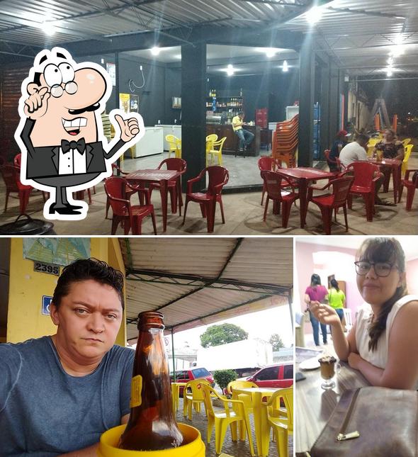 Sente em uma das mesas no Bar Do Alirio
