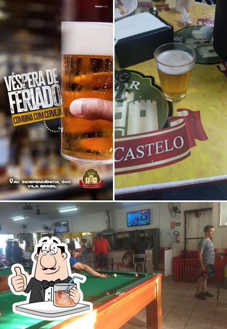 A ilustração do Bar Monte Castelo’s bebida e interior