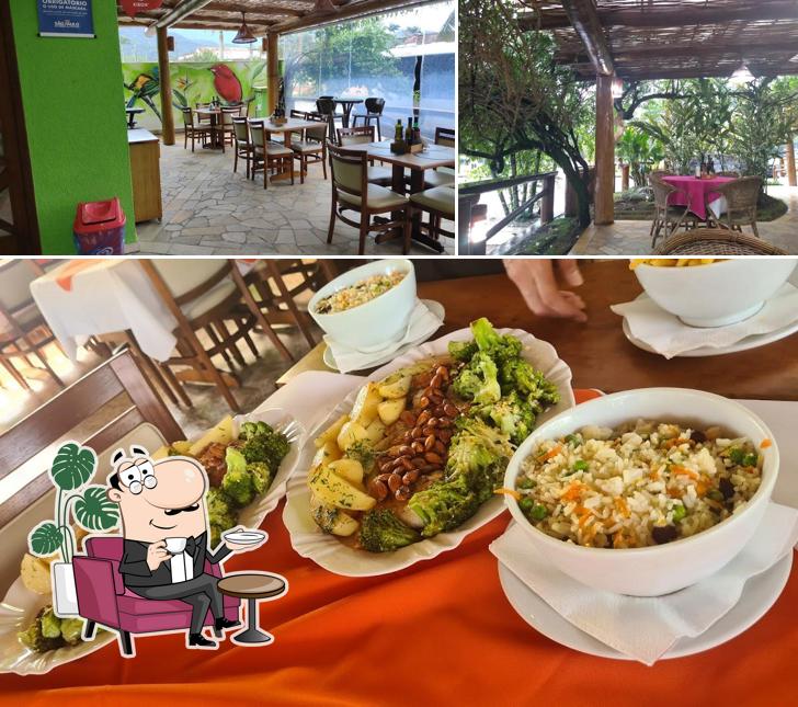 Sente em uma das mesas no Restaurante Limão Cravo