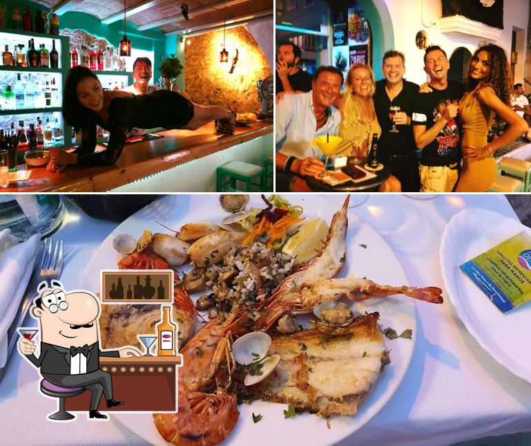 Посмотрите на этот снимок, где видны барная стойка и еда в Dado Bar Ibiza