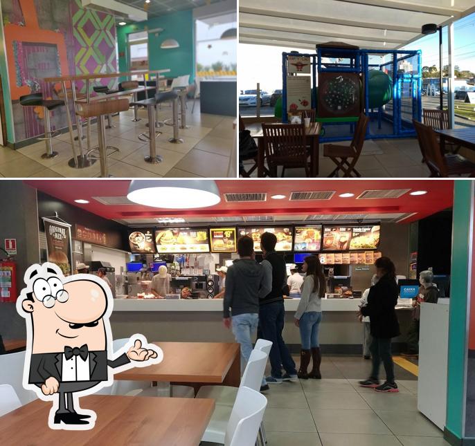 O interior do McDonald's Barigui Drive