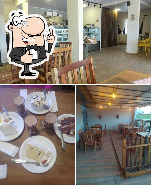 Look at the photo of Café com Bolo