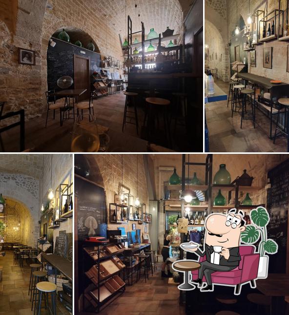 Siediti a un tavolo di Essenza Cibo Lento