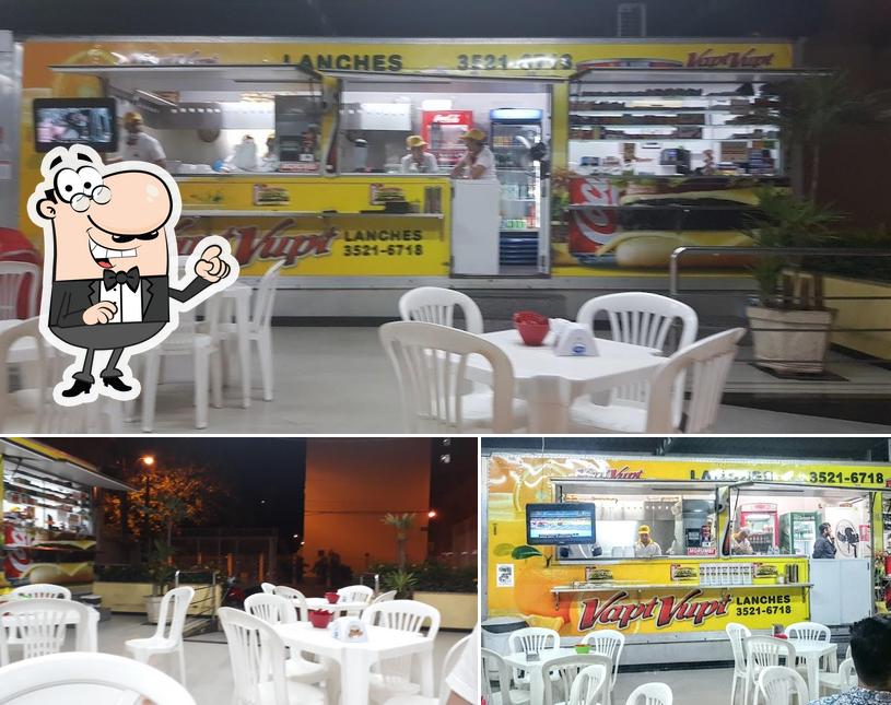 Sente em uma das mesas no Vapt Vupt Lanches