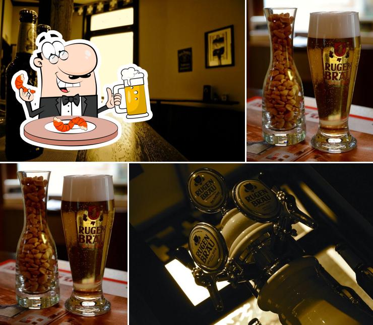 Puoi ordinare un rinfrescante bicchiere di birra chiara o scura