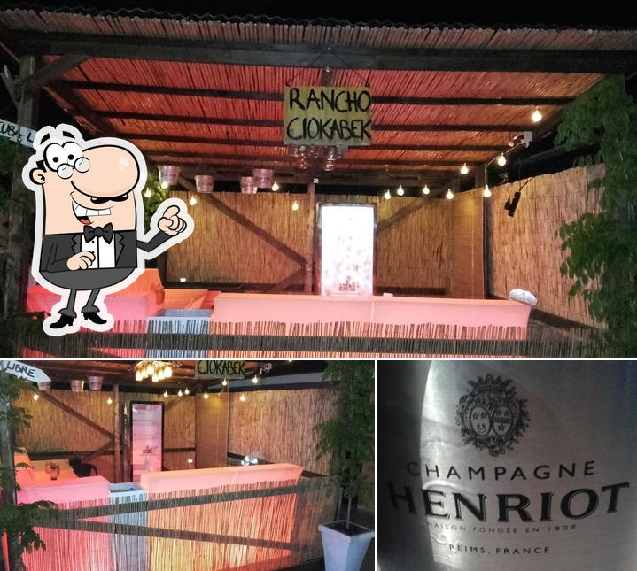 Questa è la immagine che mostra la interni e alcol di Ristorante Circolo Quercioli