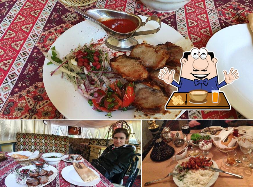 Еда в "Кавказском Дворике"