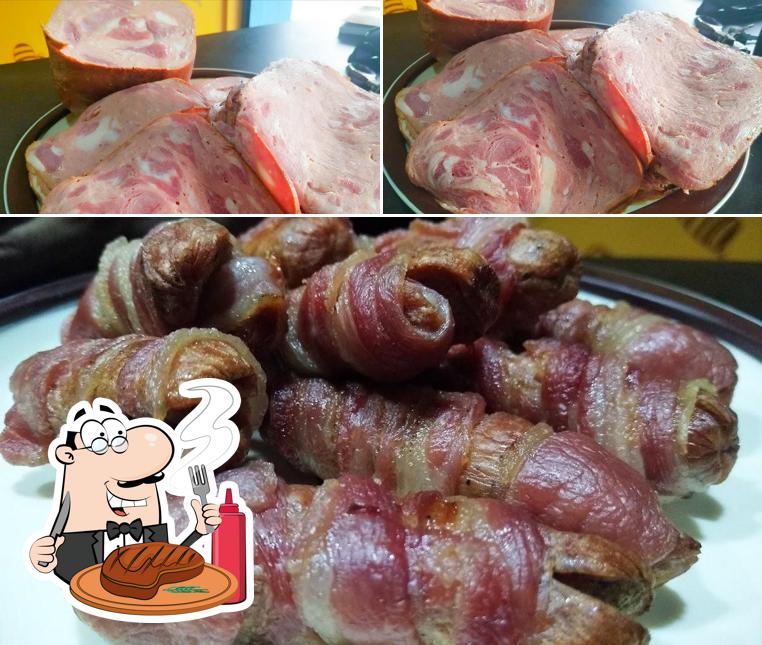 Goa Streetz / A Goan Cafeteria Brasil offers meat meals