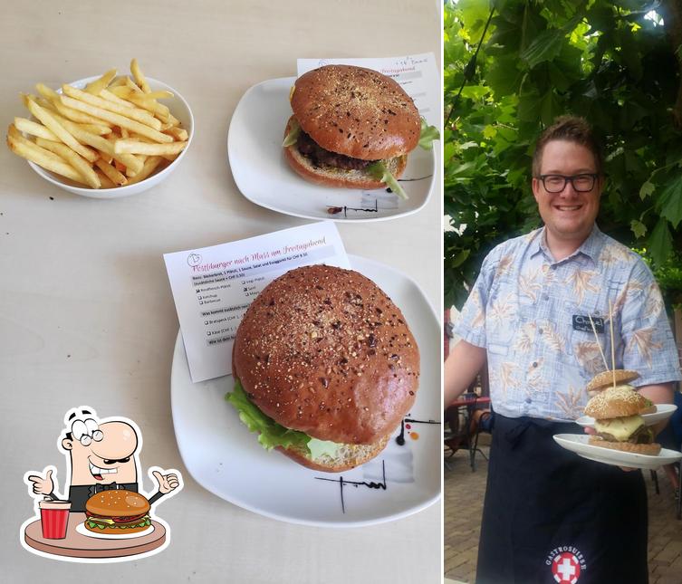 Ordina un hamburger a Restaurant zur Post