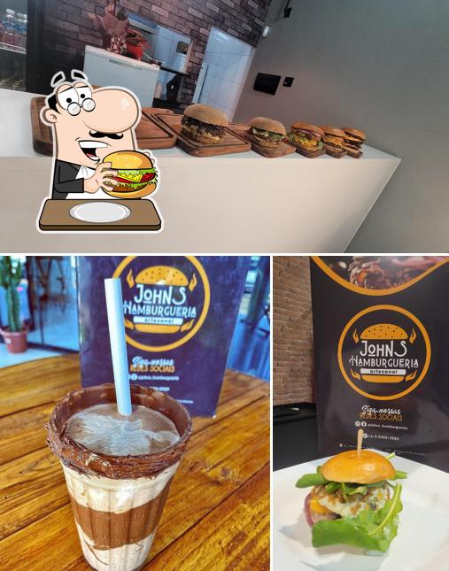 Experimente um dos hambúrgueres oferecidos no John's Hamburgueria Artesanal