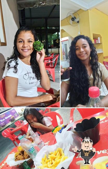 Desfrute de um drinque no Chicken e Chips