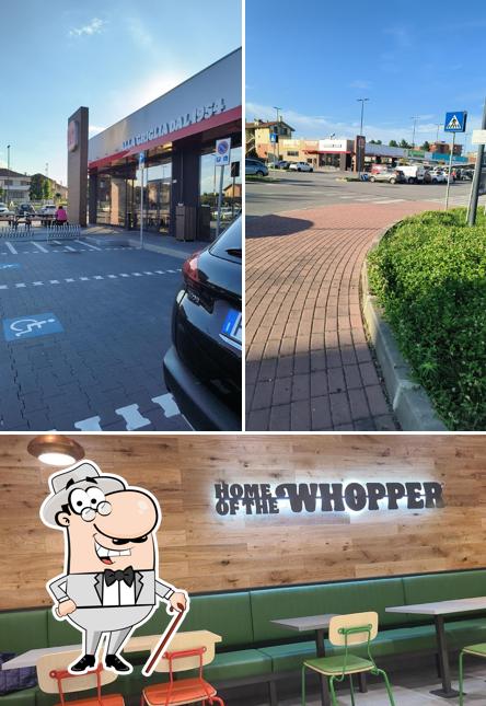 Dai un’occhiata alla foto che mostra la esterno e interni di Burger King Chieri